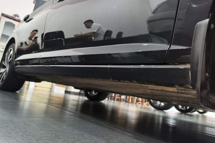 Used Volkswagen Sagitar 2023 300TSI DSG Excellence Edition Right Side Sill