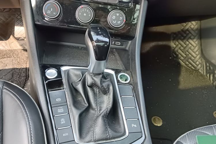 Used Volkswagen Sagitar 2023 300TSI DSG Excellence Edition Gear Lever