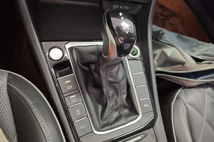 Used Volkswagen Sagitar 2023 300TSI DSG Excellence Edition Gear Lever
