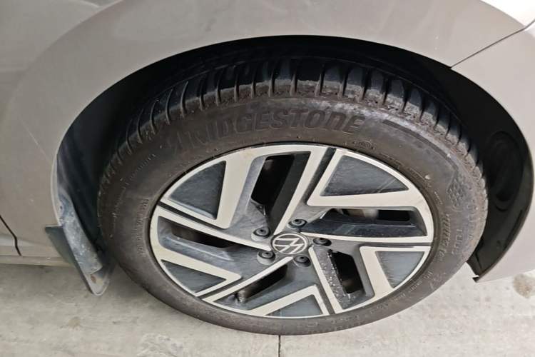 Used Volkswagen Sagitar 2023 300TSI DSG Excellence Edition Right Front Wheel Hub