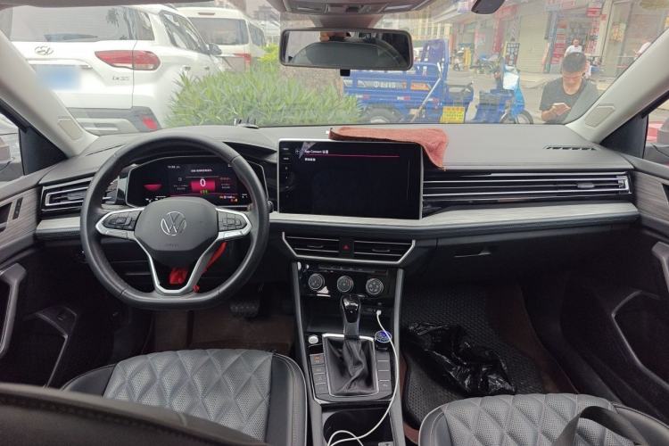 Used Volkswagen Sagitar 2023 300TSI DSG Excellence Edition Center Console