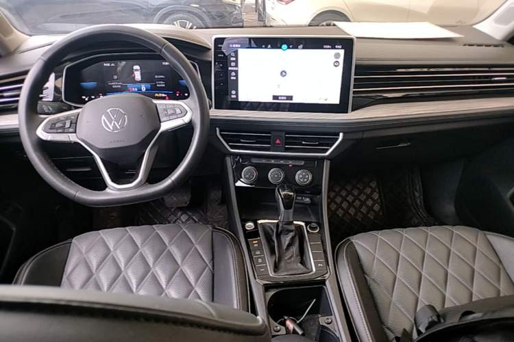 Used Volkswagen Sagitar 2023 300TSI DSG Excellence Edition Center Console