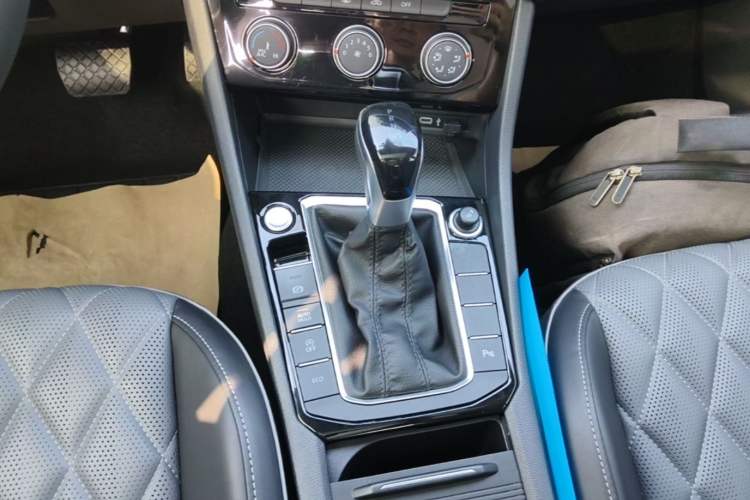 Used Volkswagen Sagitar 2023 300TSI DSG Excellence Edition Gear Lever