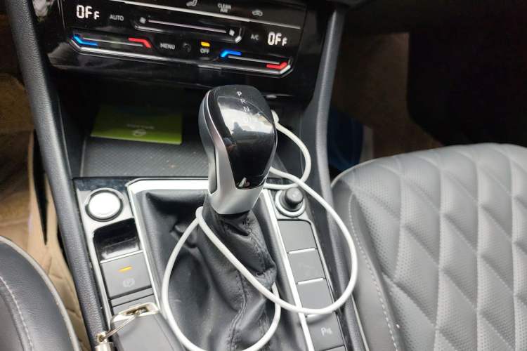 Used Volkswagen Sagitar 2023 280TSI DSG Excellence Edition Gear Lever