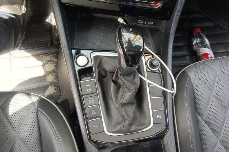 Used Volkswagen Sagitar 2023 280TSI DSG Excellence Edition Gear Lever