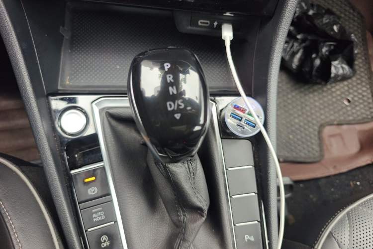Used Volkswagen Sagitar 2023 300TSI DSG Excellence Edition Gear Lever