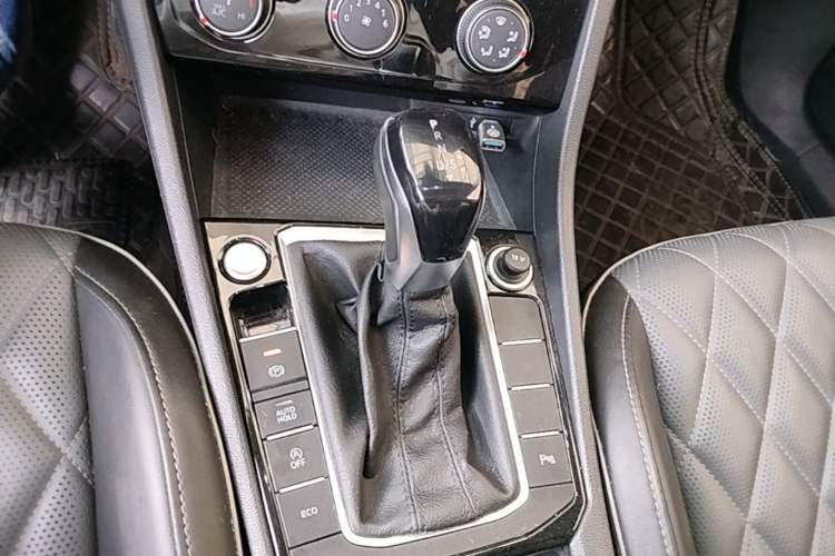 Used Volkswagen Sagitar 2023 300TSI DSG Excellence Edition Gear Lever