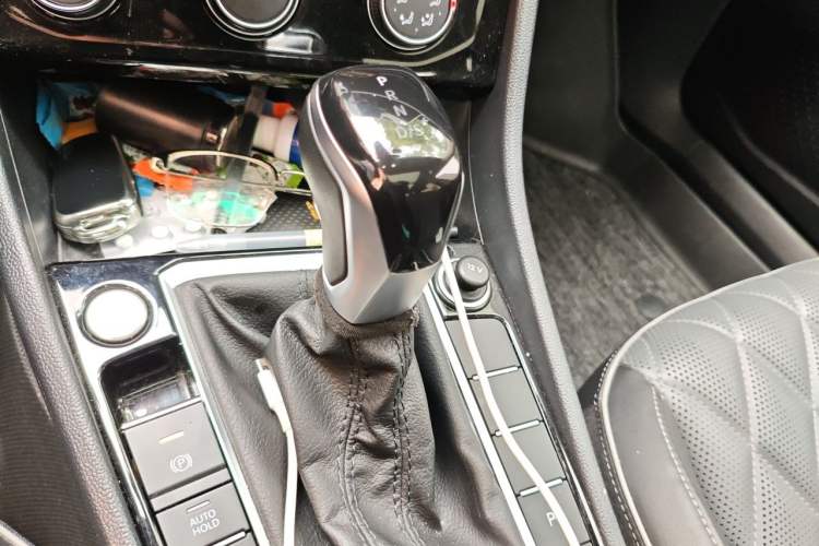 Used Volkswagen Sagitar 2023 300TSI DSG Excellence Edition Gear Lever
