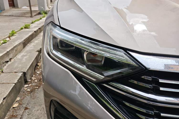 Used Volkswagen Sagitar 2023 300TSI DSG Excellence Edition Right Front Headlight