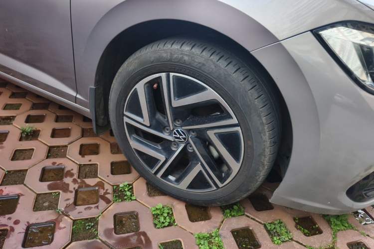 Used Volkswagen Sagitar 2023 280TSI DSG Excellence Plus Edition Right Front Wheel Hub