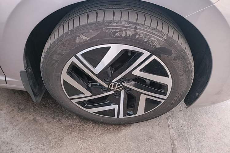 Used Volkswagen Sagitar 2023 300TSI DSG Excellence Edition Right Front Wheel Hub