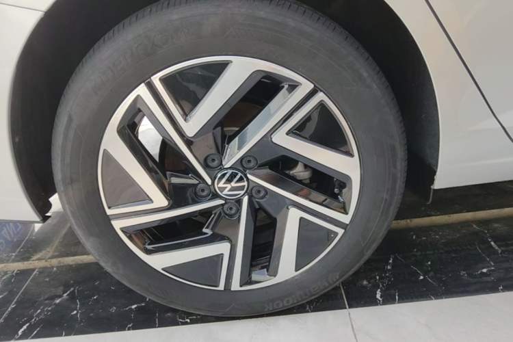 Used Volkswagen Sagitar 2023 300TSI DSG Excellence Edition Right Rear Wheel Hub