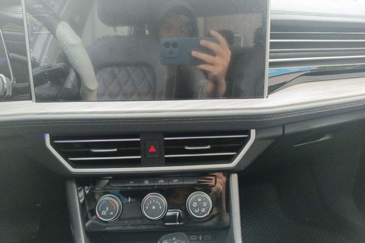 Used Volkswagen Sagitar 2023 300TSI DSG Excellence Edition Audio And AC Panel