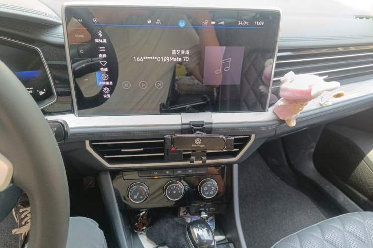 Used Volkswagen Sagitar 2023 300TSI DSG Excellence Edition Audio And AC Panel