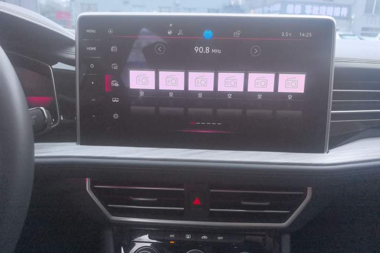 Used Volkswagen Sagitar 2023 300TSI DSG Excellence Edition Audio And AC Panel