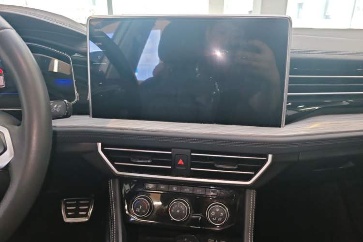 Used Volkswagen Sagitar 2023 300TSI DSG Excellence Edition Audio And AC Panel