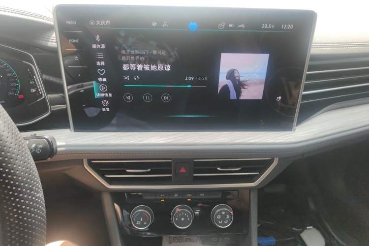Used Volkswagen Sagitar 2023 300TSI DSG Excellence Edition Audio And AC Panel