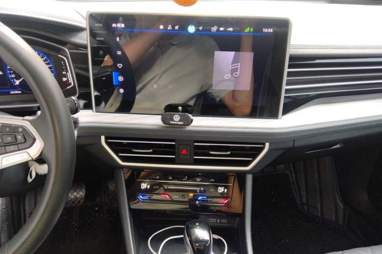 Used Volkswagen Sagitar 2023 300TSI DSG Excellence Edition Audio And AC Panel