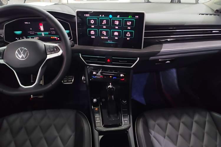 Used Volkswagen Sagitar 2023 280TSI DSG Excellence Edition Audio And AC Panel