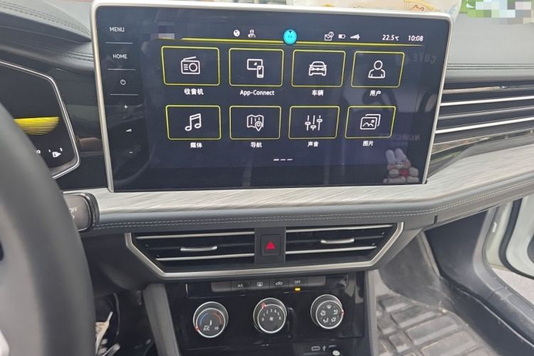 Used Volkswagen Sagitar 2023 300TSI DSG Excellence Edition Audio And AC Panel