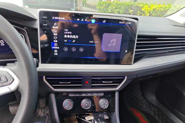 Used Volkswagen Sagitar 2023 300TSI DSG Excellence Edition Audio And AC Panel