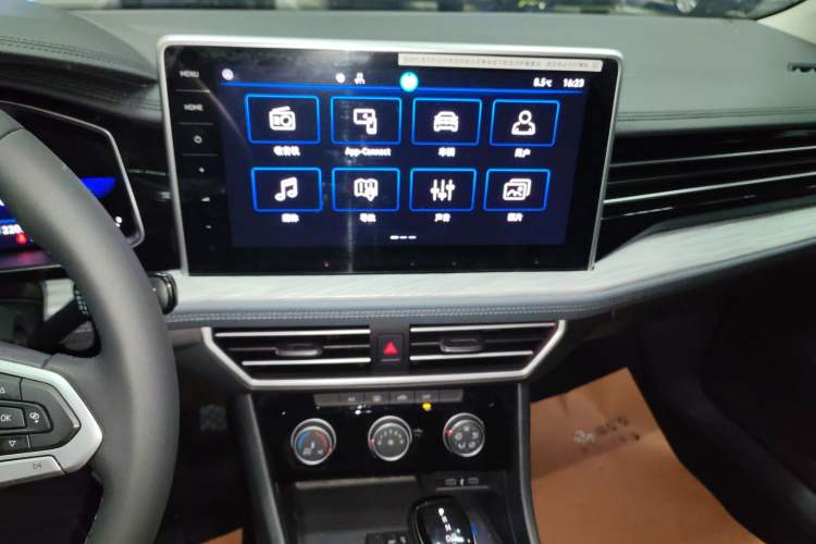 Used Volkswagen Sagitar 2023 300TSI DSG Excellence Edition Audio And AC Panel