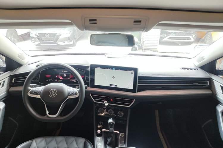 Used Volkswagen Sagitar 2023 300TSI DSG Excellence Edition Center Console