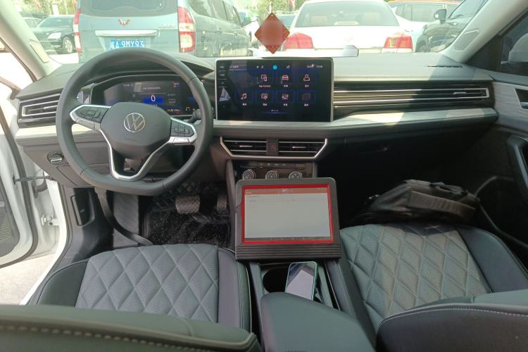 Used Volkswagen Sagitar 2023 300TSI DSG Excellence Edition Center Console