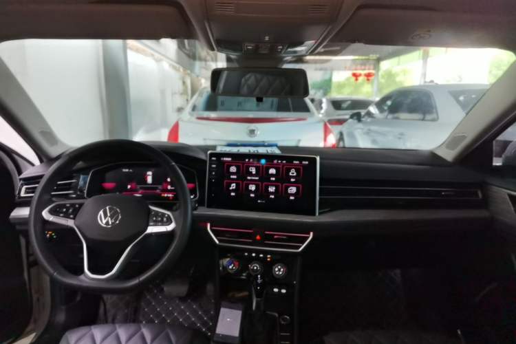 Used Volkswagen Sagitar 2023 300TSI DSG Excellence Edition Center Console