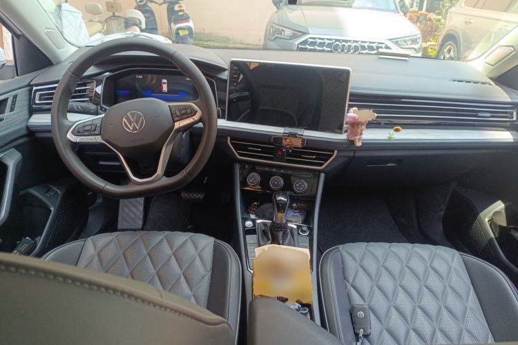 Used Volkswagen Sagitar 2023 300TSI DSG Excellence Edition Center Console