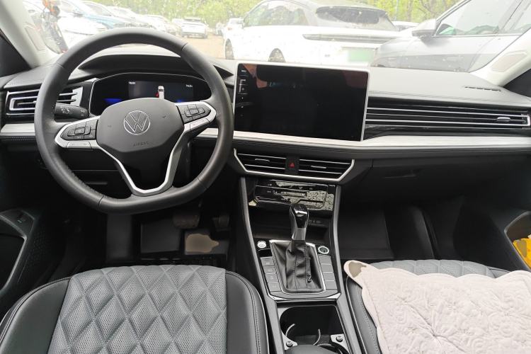 Used Volkswagen Sagitar 2023 280TSI DSG Excellence Plus Edition Center Console
