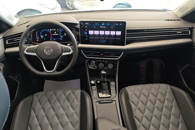 Used Volkswagen Sagitar 2023 300TSI DSG Excellence Edition Center Console