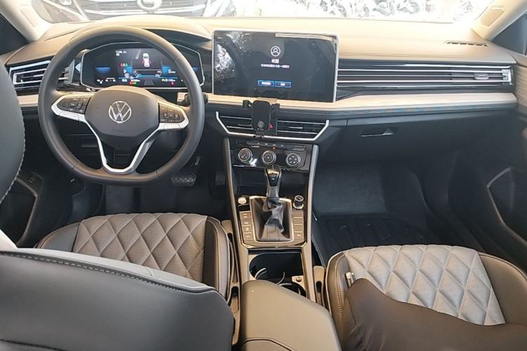 Used Volkswagen Sagitar 2023 300TSI DSG Excellence Edition Center Console