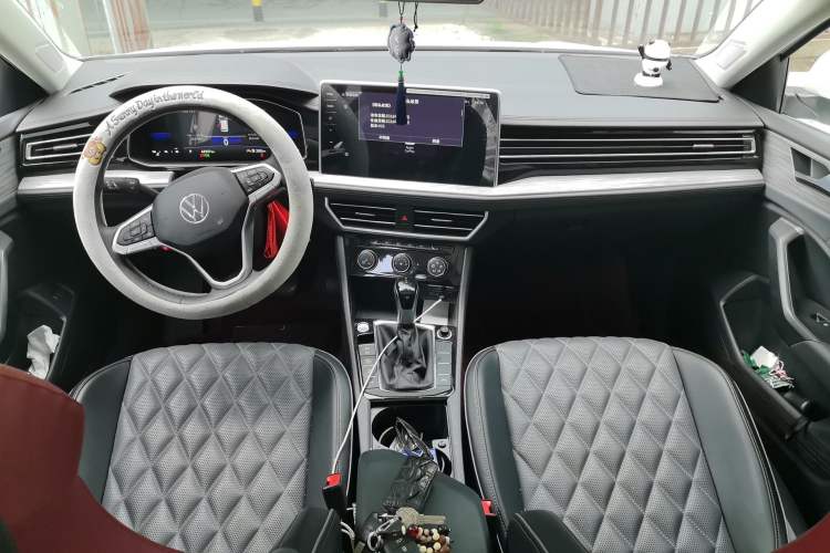 Used Volkswagen Sagitar 2023 300TSI DSG Excellence Edition Center Console