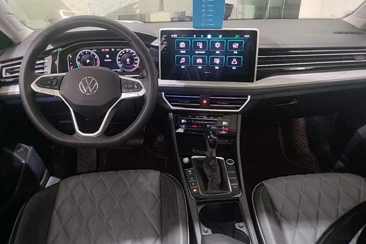 Used Volkswagen Sagitar 2023 300TSI DSG Excellence Edition Center Console