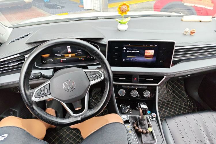 Used Volkswagen Sagitar 2023 300TSI DSG Flyover Edition Center Console