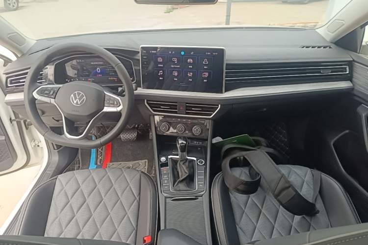 Used Volkswagen Sagitar 2023 300TSI DSG Excellence Edition Center Console