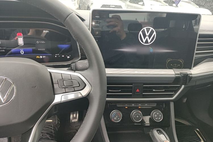 Used Volkswagen Sagitar 2023 300TSI DSG Excellence Edition Center Console