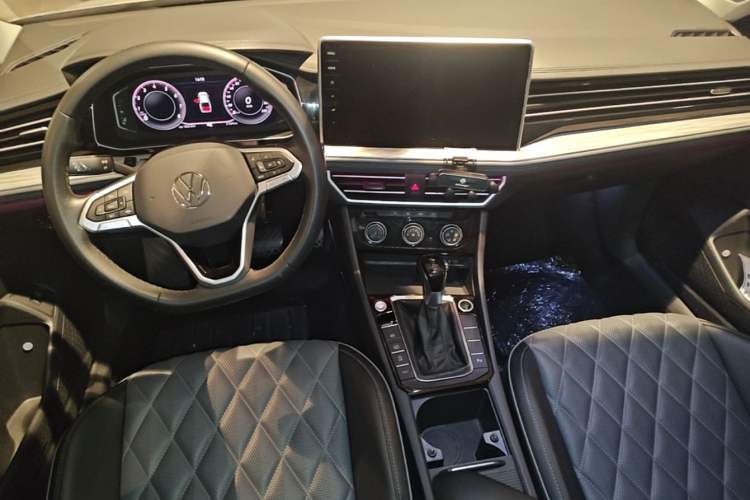 Used Volkswagen Sagitar 2023 300TSI DSG Excellence Edition Center Console