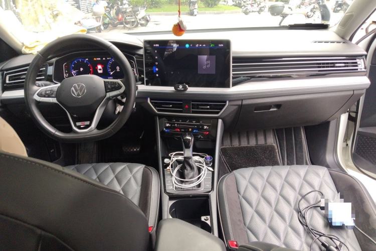 Used Volkswagen Sagitar 2023 300TSI DSG Excellence Edition Center Console