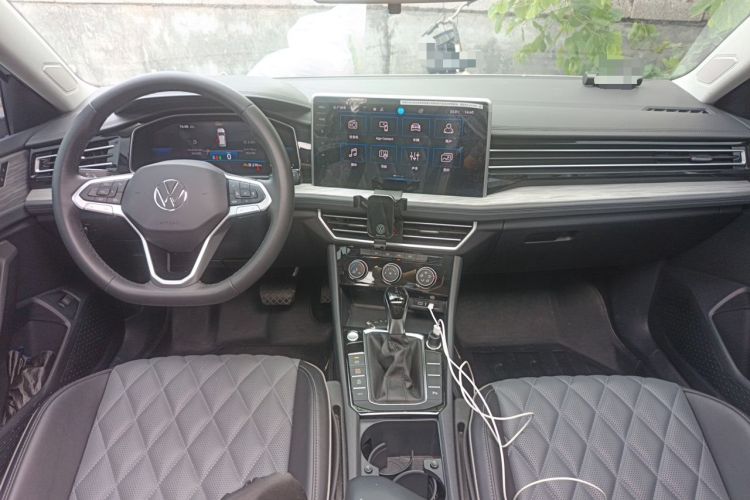 Used Volkswagen Sagitar 2023 300TSI DSG Excellence Edition Center Console