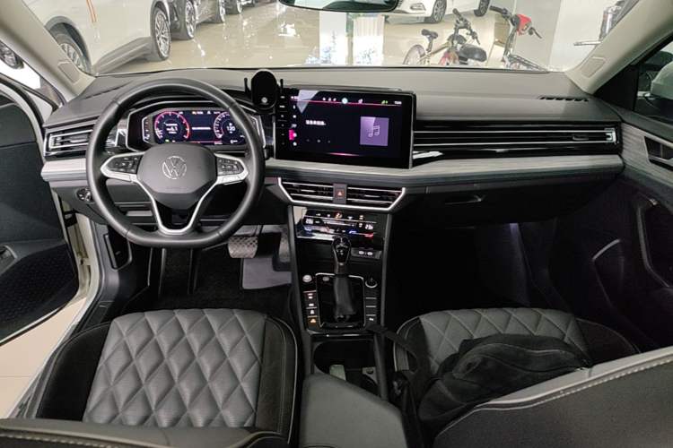 Used Volkswagen Sagitar 2023 300TSI DSG Excellence Edition Center Console