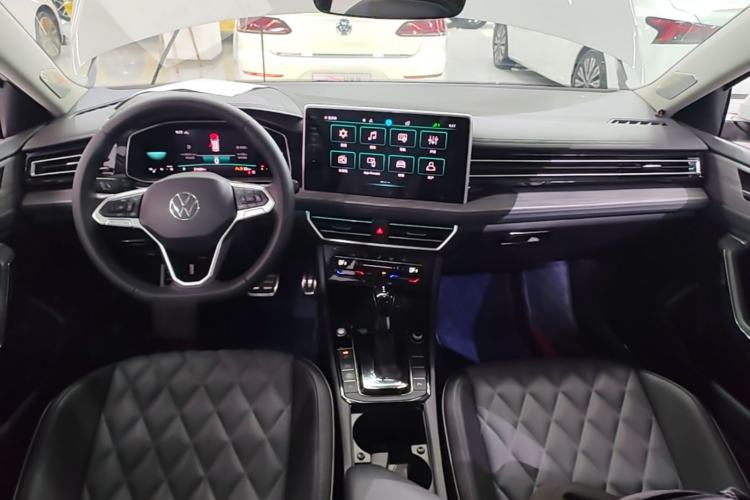 Used Volkswagen Sagitar 2023 280TSI DSG Excellence Edition Center Console