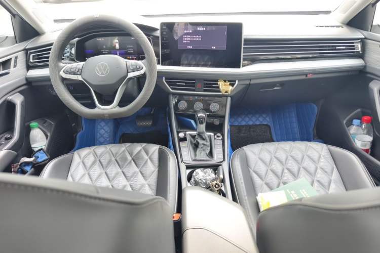 Used Volkswagen Sagitar 2023 Facelift 300TSI DSG Excellence Edition Center Console