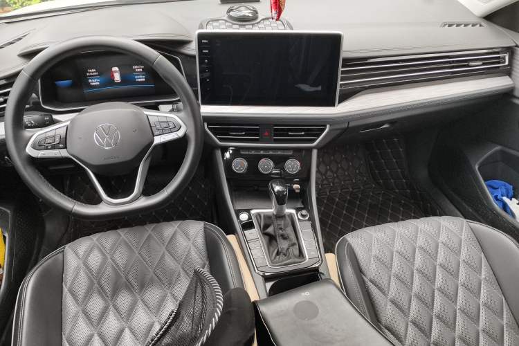 Used Volkswagen Sagitar 2023 300TSI DSG Flyover Edition Center Console