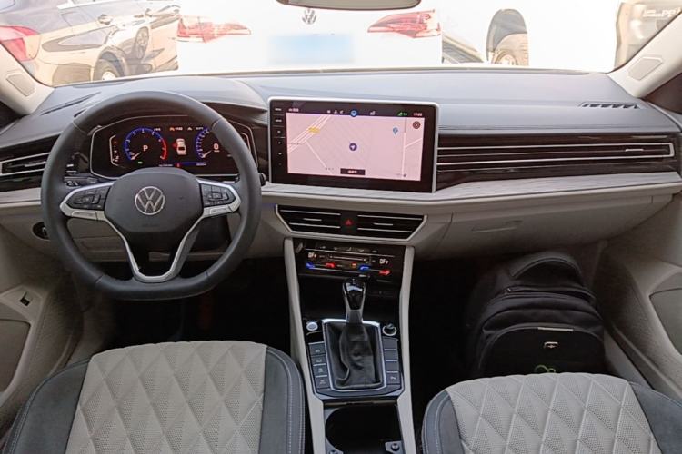 Used Volkswagen Sagitar 2023 300TSI DSG Excellence Edition Center Console