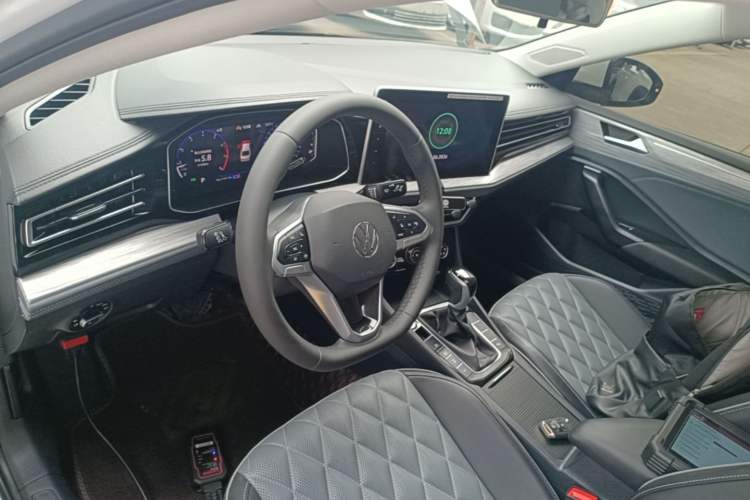 Used Volkswagen Sagitar 2023 300TSI DSG Excellence Edition Center Console