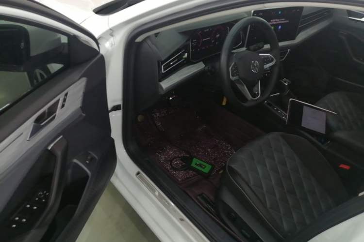 Used Volkswagen Sagitar 2023 300TSI DSG Excellence Edition Driver Seat