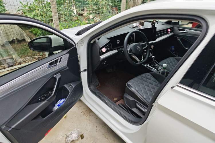 Used Volkswagen Sagitar 2023 300TSI DSG Excellence Edition Driver Seat