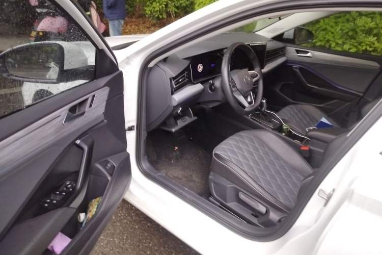 Used Volkswagen Sagitar 2023 300TSI DSG Excellence Edition Driver Seat